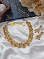 Floral  Eye Short Neck Set