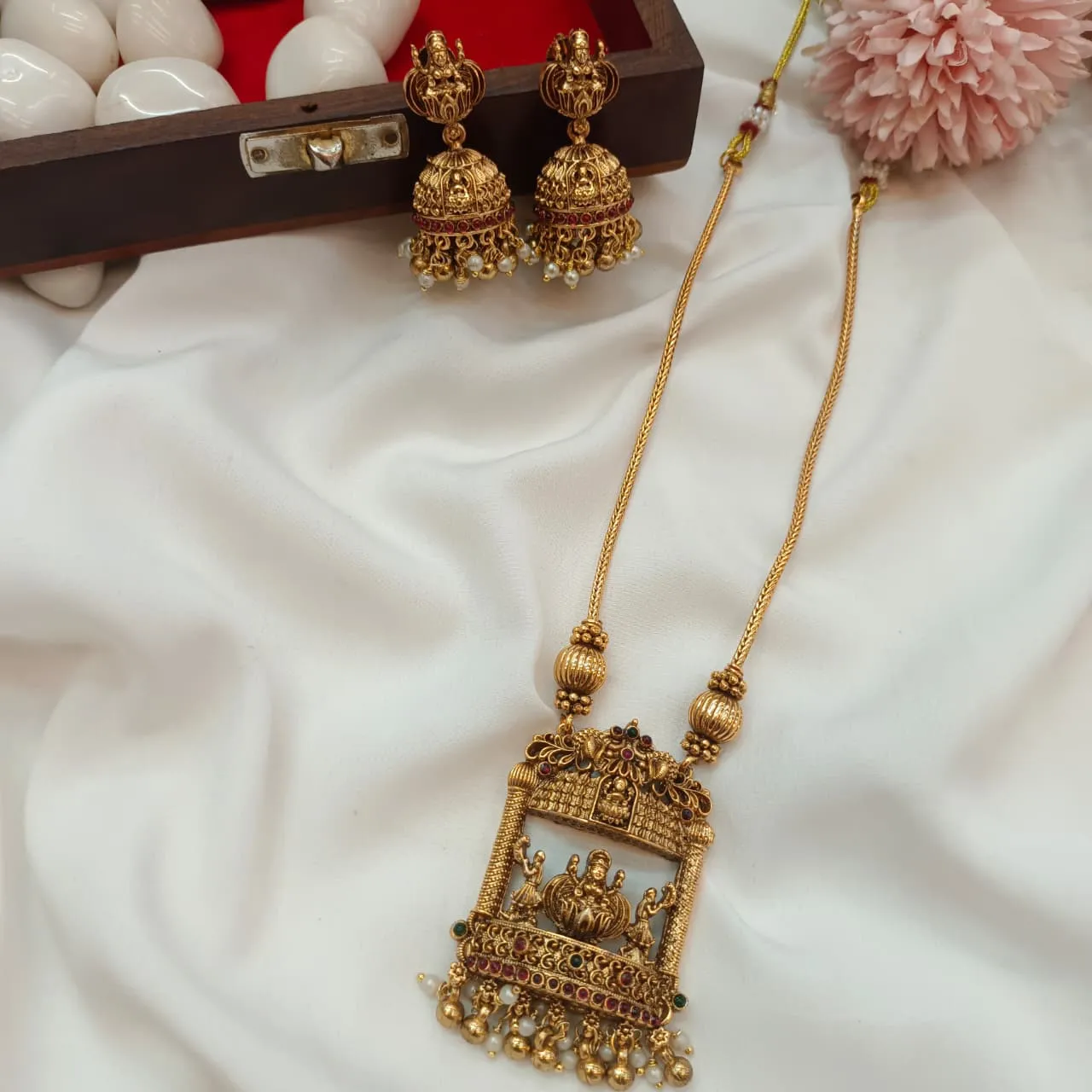 101973.1-3.webp Lakshmi Maadam Pendant With Kodi Short Neck Set - Image 1
