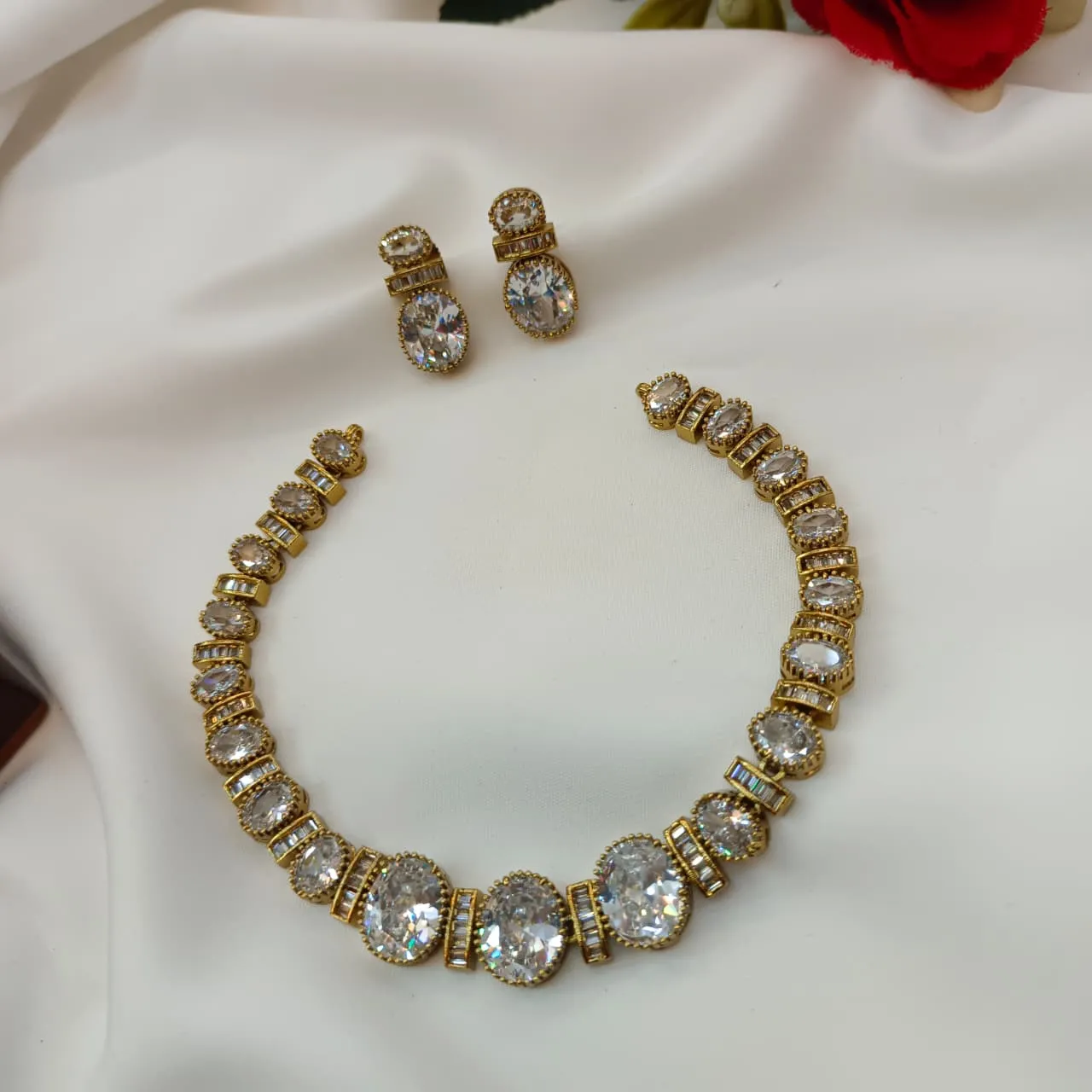 103827.1-2.webp Victorian Oval Short Neck Set - Image 1