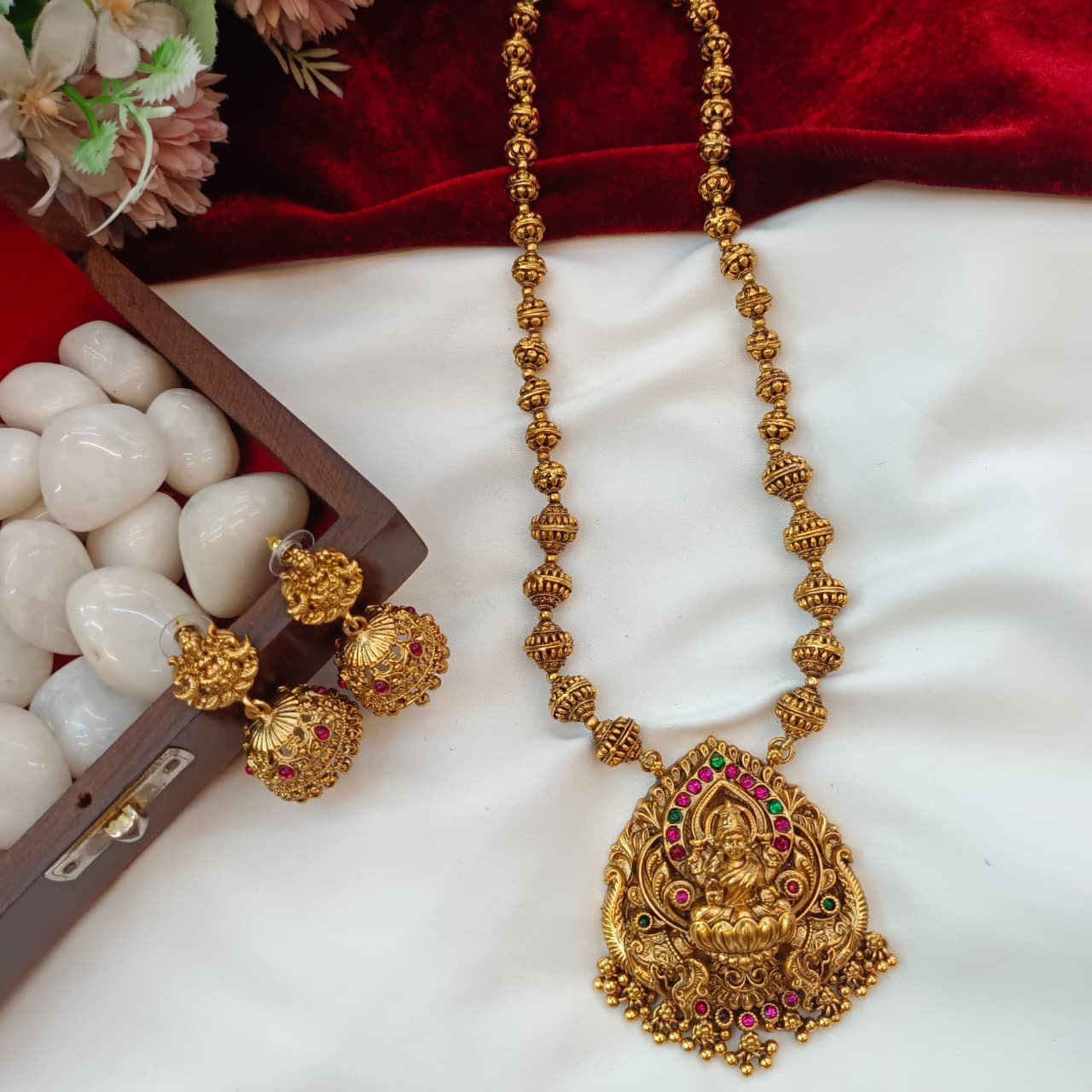 104300.1.1-Akshavi-Trends-3.jpeg Lakshmi with Ball Chain Short Neck Set - Image 1